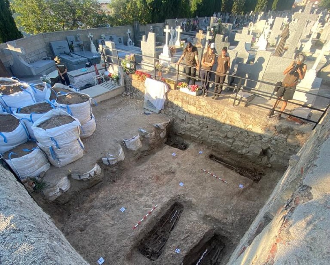 Se reanudan las únicas exhumaciones de Madrid en una fosa con 108 fusilados