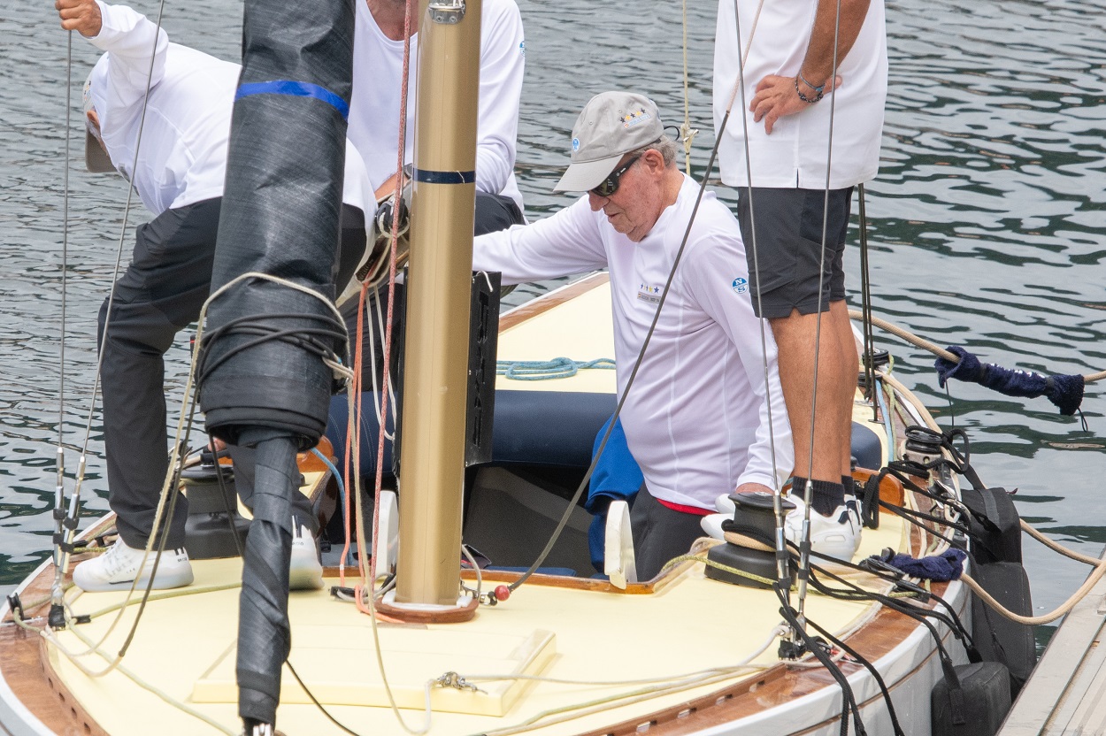 El Rey Juan Carlos regresa al puerto deportivo tras haber navegado en el Bribón en la jornada del jueves. EP