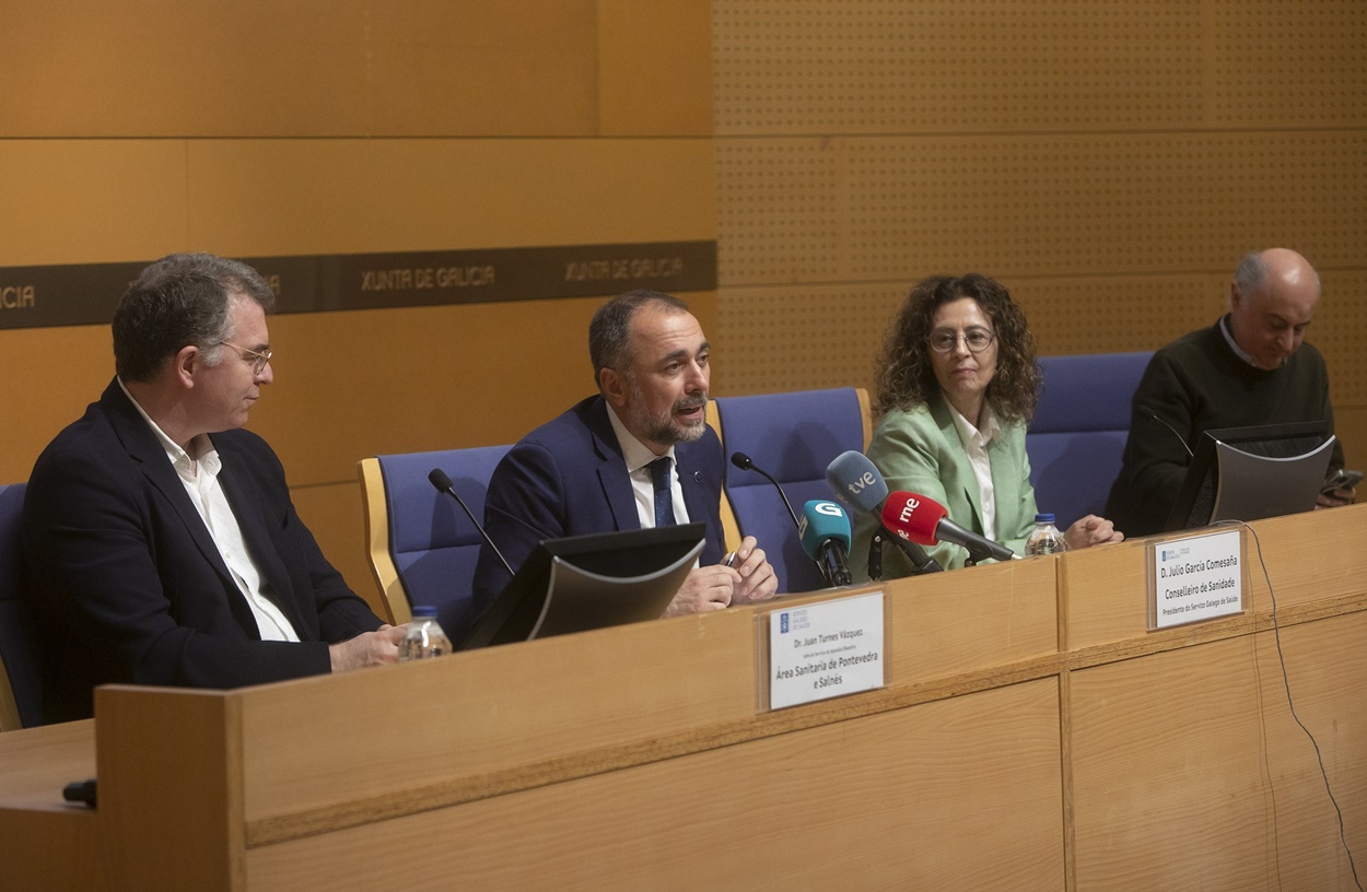 El CES pone en entredicho la gestión de la Consellería de Sanidad que dirige Julio García Comesaña (en el centro) (Foto: Europa Press).