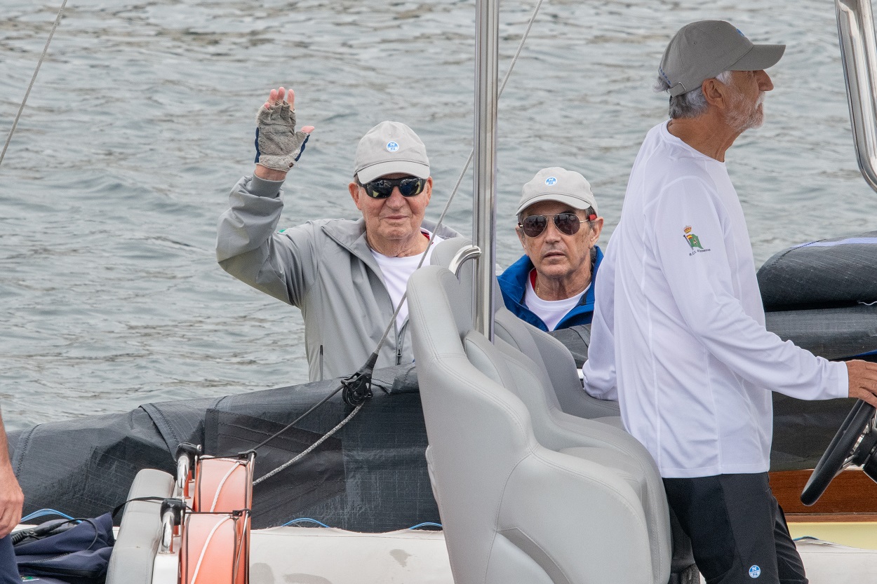 El Rey Juan Carlos y Pedro Campos en El Bribón, a 27 de julio de 2023, en Sanxenxo. EP