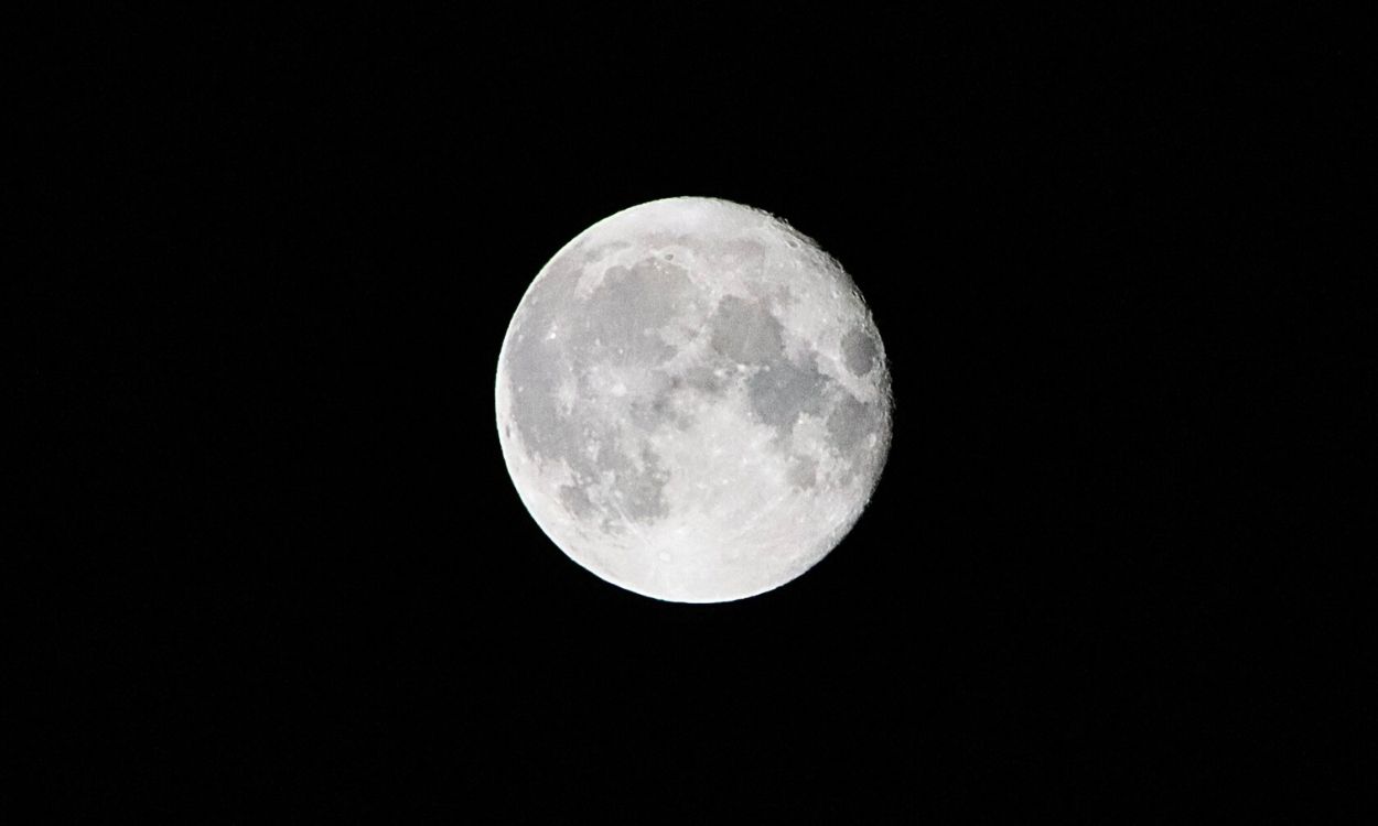 Luna llena de Esturión fotografiada desde Villanueva de la Cañada, Madrid. Irene G. Domínguez