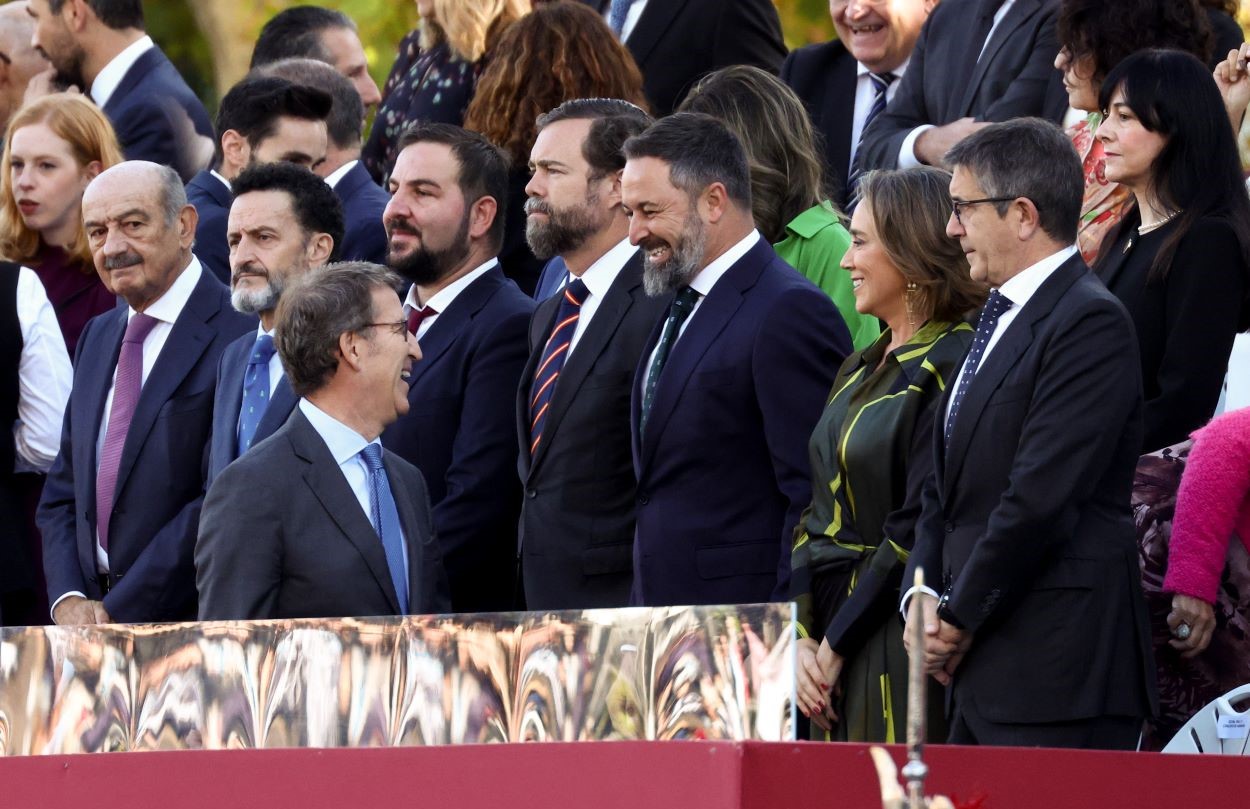 Alberto Núñez Feijóo y Santiago Abascal se saludan durante desfile militar del 12 de Octubre. EDUARDO PARRA/EP