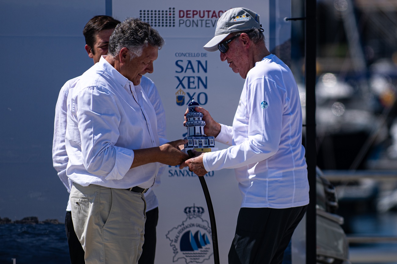 Juan Carlos I recogiendo el premio de las regatas de Sanxenxo, en las que El Bribón ha quedado en primera posición. 