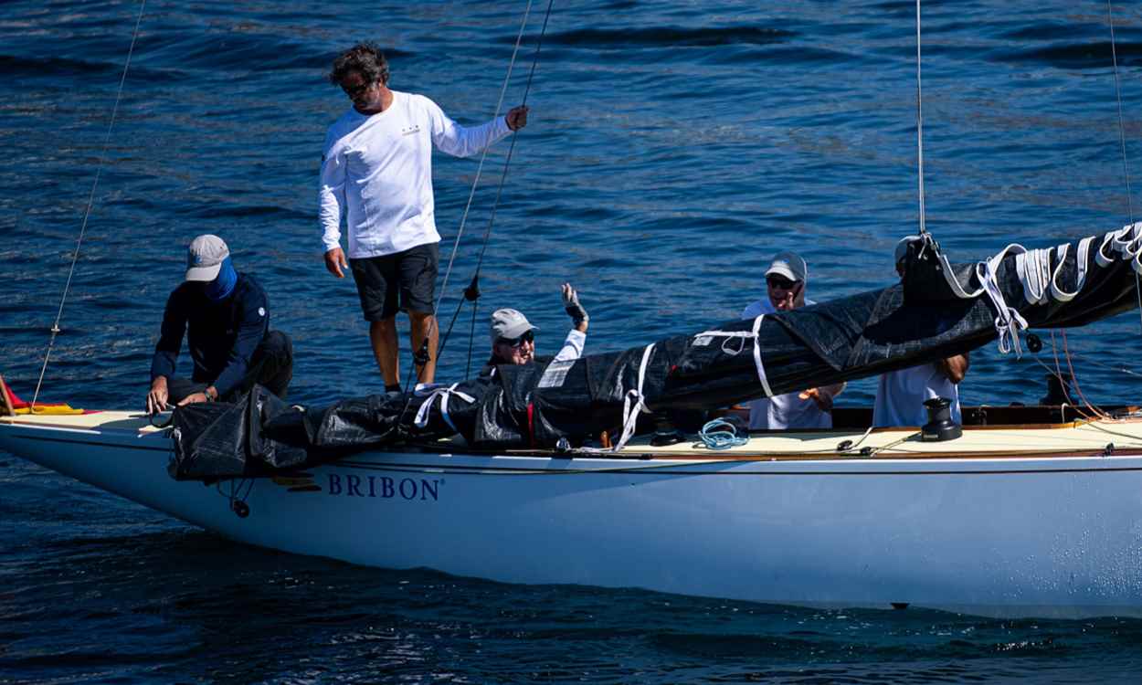 El rey emérito Juan Carlos I saluda desde su barco El Bribón en las regatas de Sanxenxo. EP