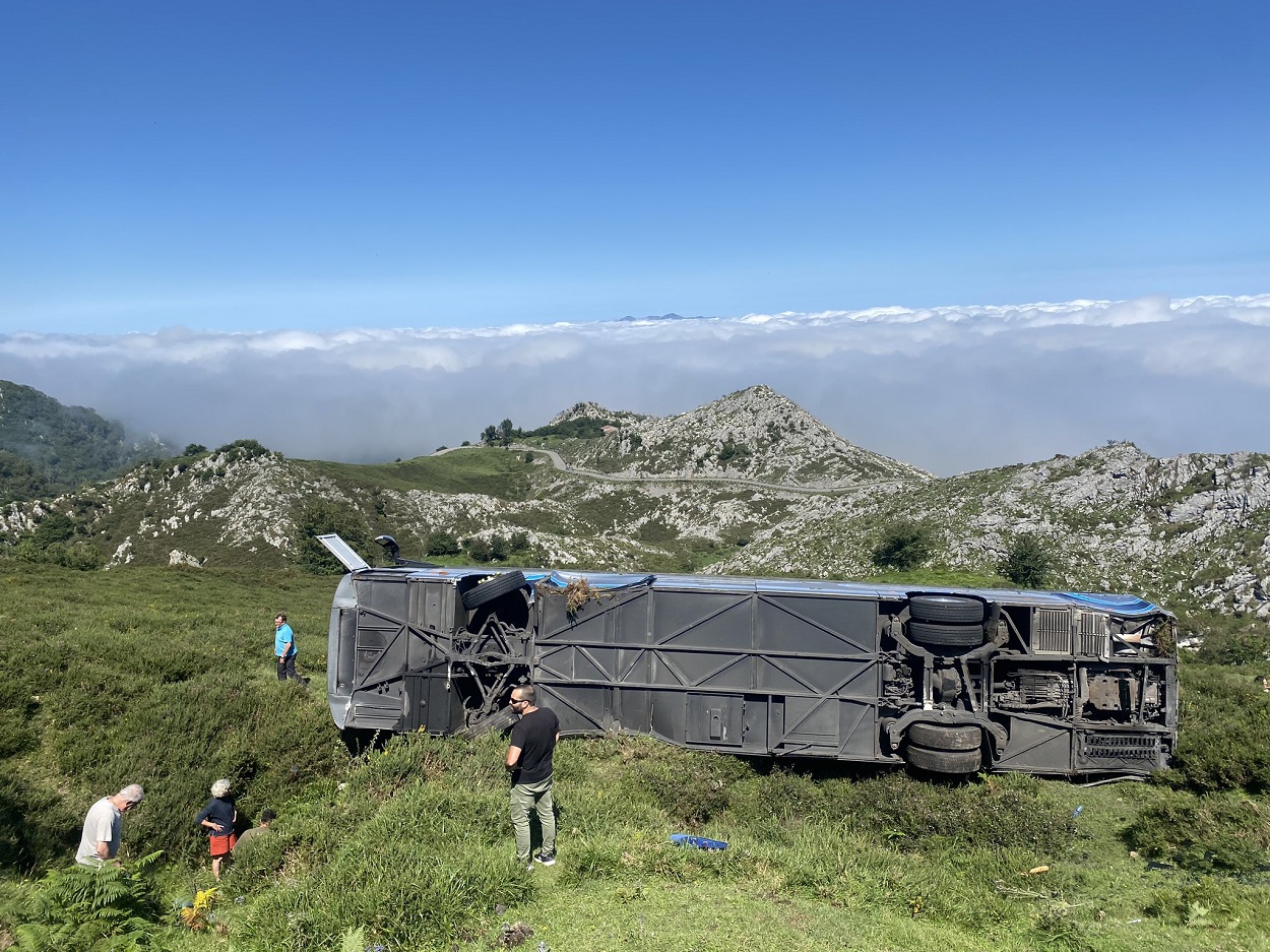 Un autobús que se dirigía a visitar los Lagos de Covadonga vuelca con 20 niños en su interior por una ladera de varios metros. Twitter @mdiazvalderrama