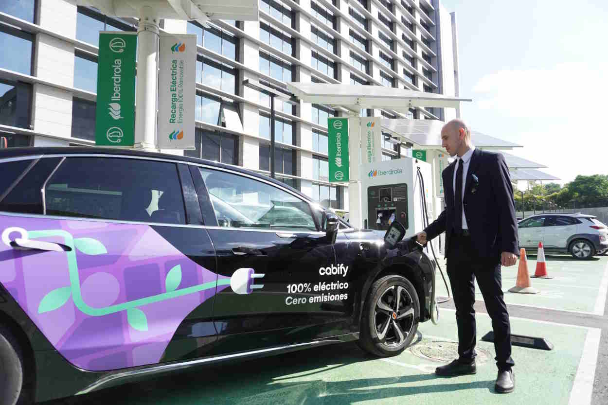 Un coche eléctrico cero emisiones de Cabify en un punto de recarga de Iberdrola