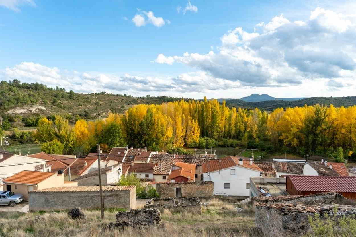 Vista del pueblo alcarreño de Sotoca del Tajo, donde no hay cobertura ni para llamar al 112. EP