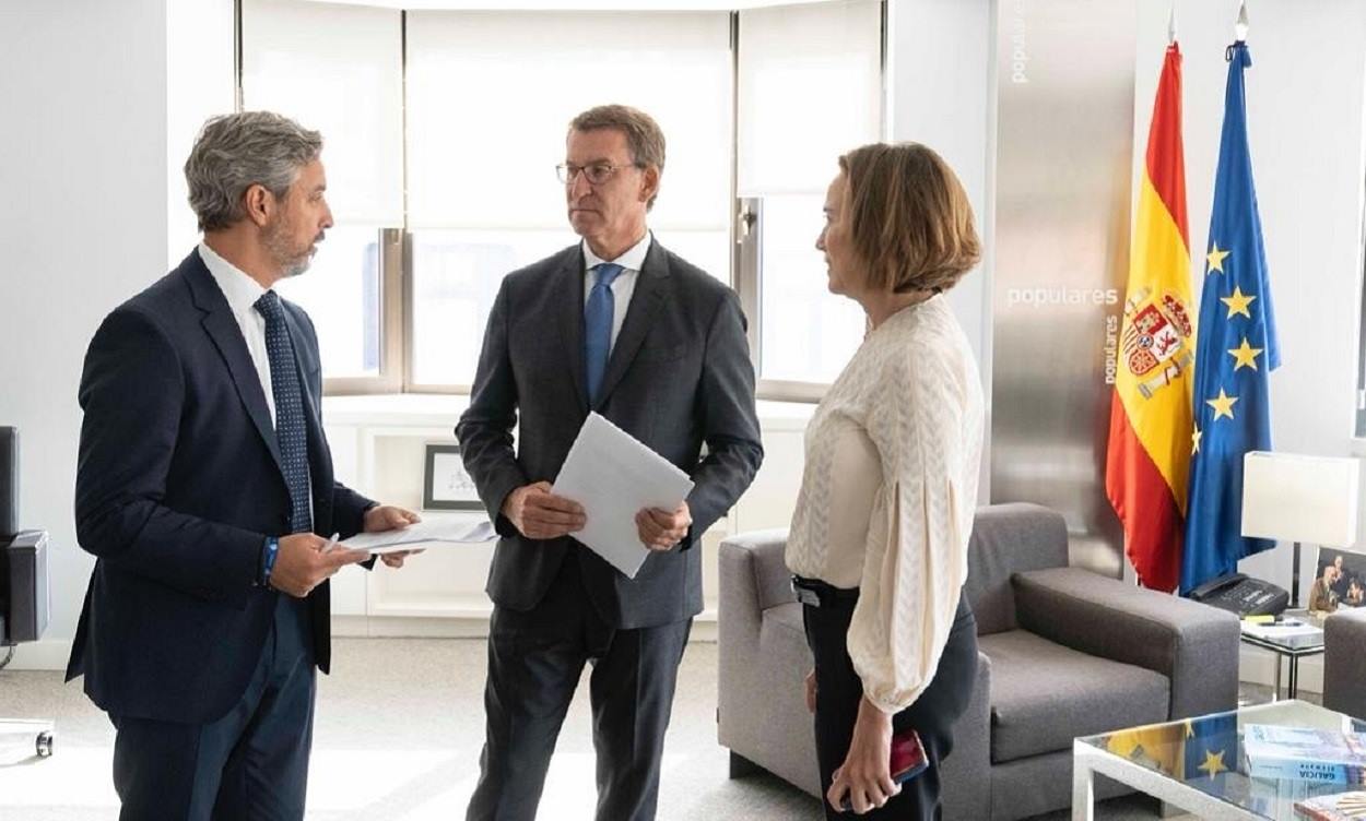 El líder del PP, Alberto Núñez Feijóo, junto a la secretaria general, Cuca Gamarra, y el vicesecretario de Economía, Juan Bravo. EP