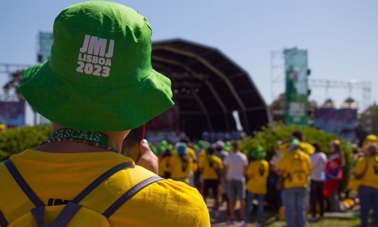 Un joven con un sombrero en los días previos a la JMJ de Lisboa.