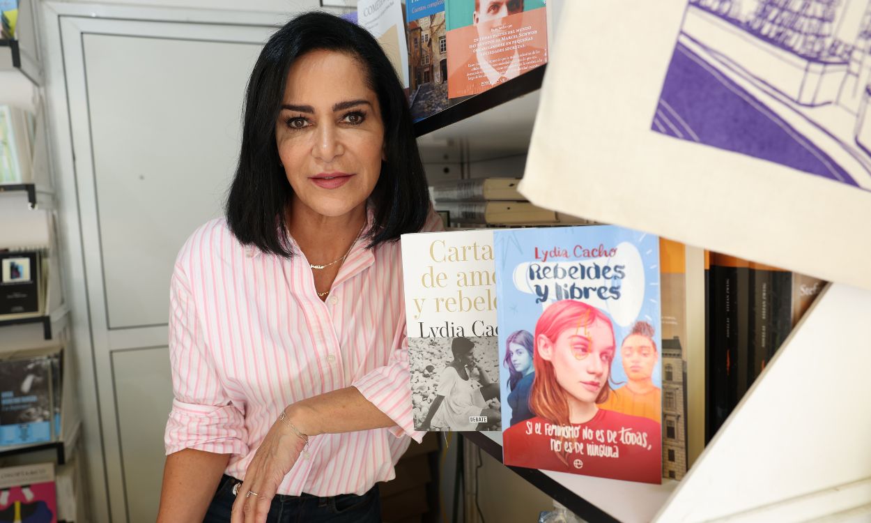 La periodista y activista mexicana, Lydia Cacho, firma libros en la 82ª Feria del Libro de Madrid, en el Parque del Retiro, a 3 de junio de 2023, en Madrid (España)