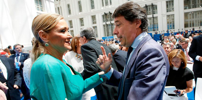 La presidenta de la Comunidad de Madrid, Cristina Cifuentes, y su antecesor, Ignacio González