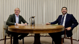 Jorge Azcón, líder del PP de Aragón, junto a Alejandro Nolasco, de Vox. EP.