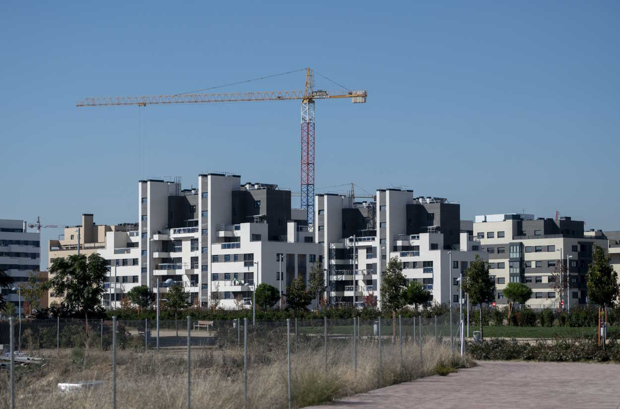 Una grúa en una zona de construcción de edificios. EP