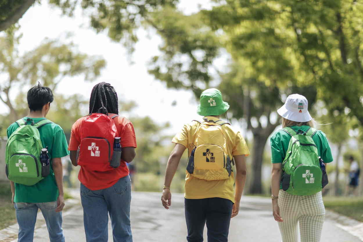 Varios jóvenes portan mochilas de la Jornada Mundial de la Juventud (JMJ 2023). EP.