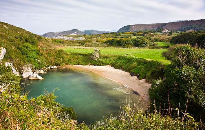 La playa de Gulpiyuri, una playa sin mar