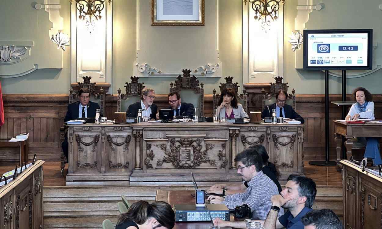 Pleno del Ayuntamiento de Valladolid en el que se aprobó la cesión de una parcela para el Centro de Refugiados, 9 de mayo 2023. EP