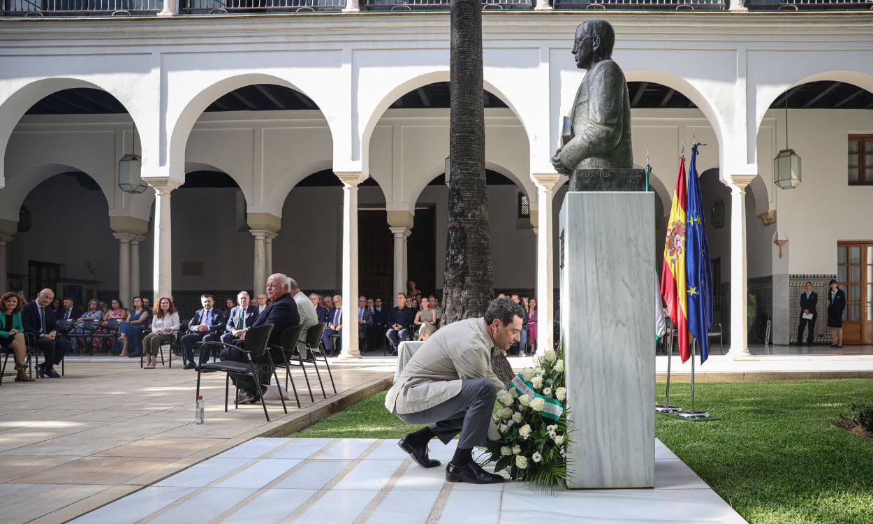 El presidente de la Junta, Juanma Moreno, entrega la ofrenda floral al monumento de Blas Infante durante el acto de conmemoración. A 05 de julio de 2023, en Sevilla (Andalucía, España)