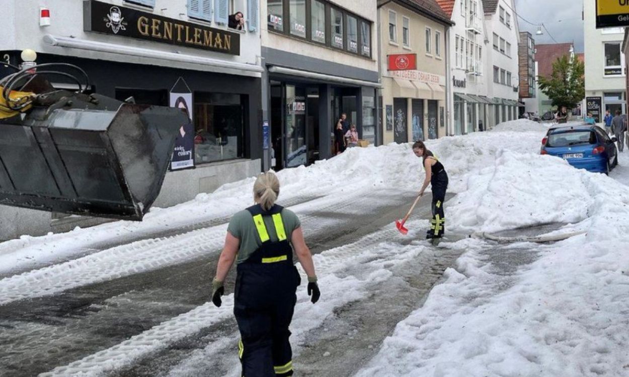 Dos mujeres limpian de nieve las calles de Reutlingen. Twitter