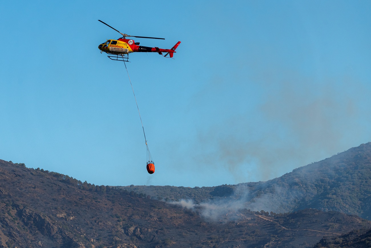Un helicóptero trabaja en el incendio de Portbou