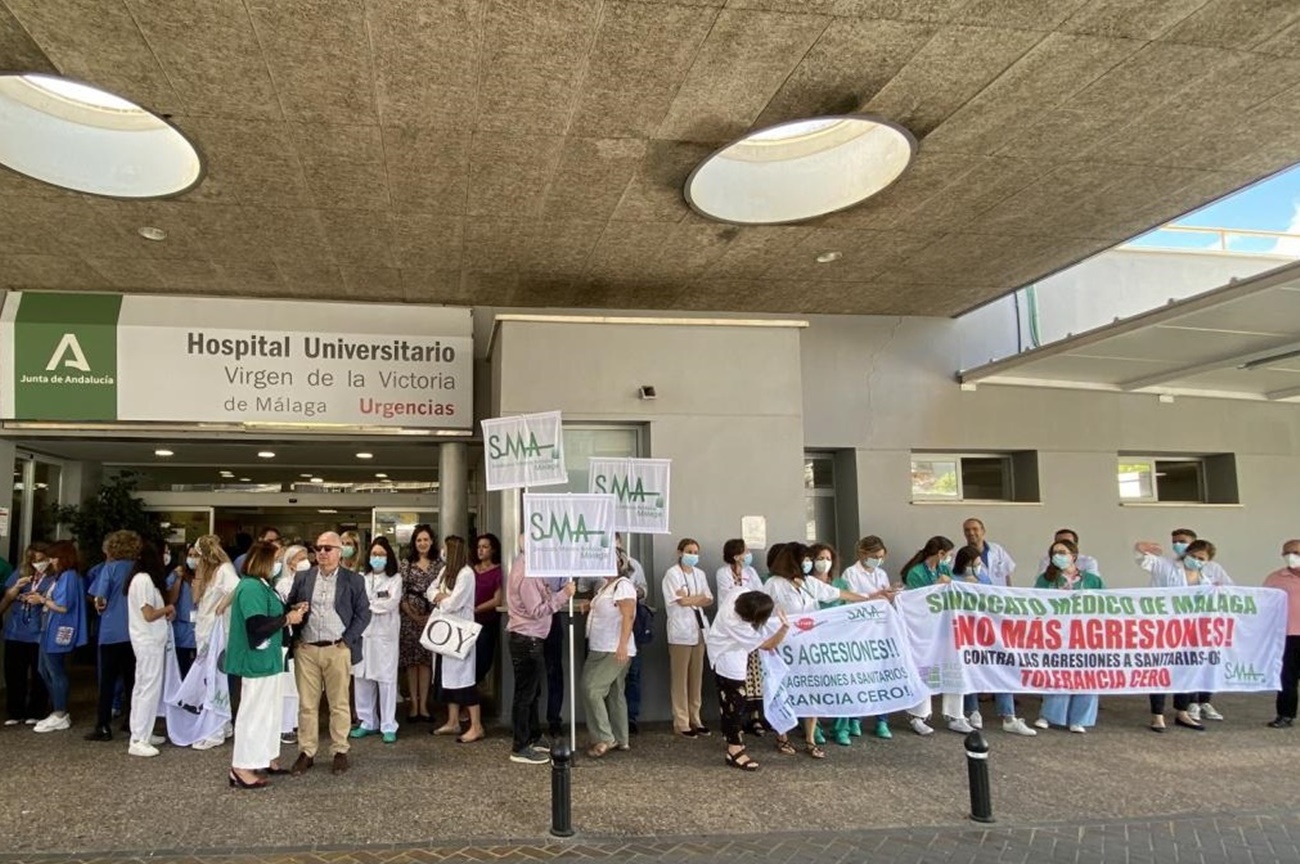 Concentración contra las agresiones a sanitarios en Málaga