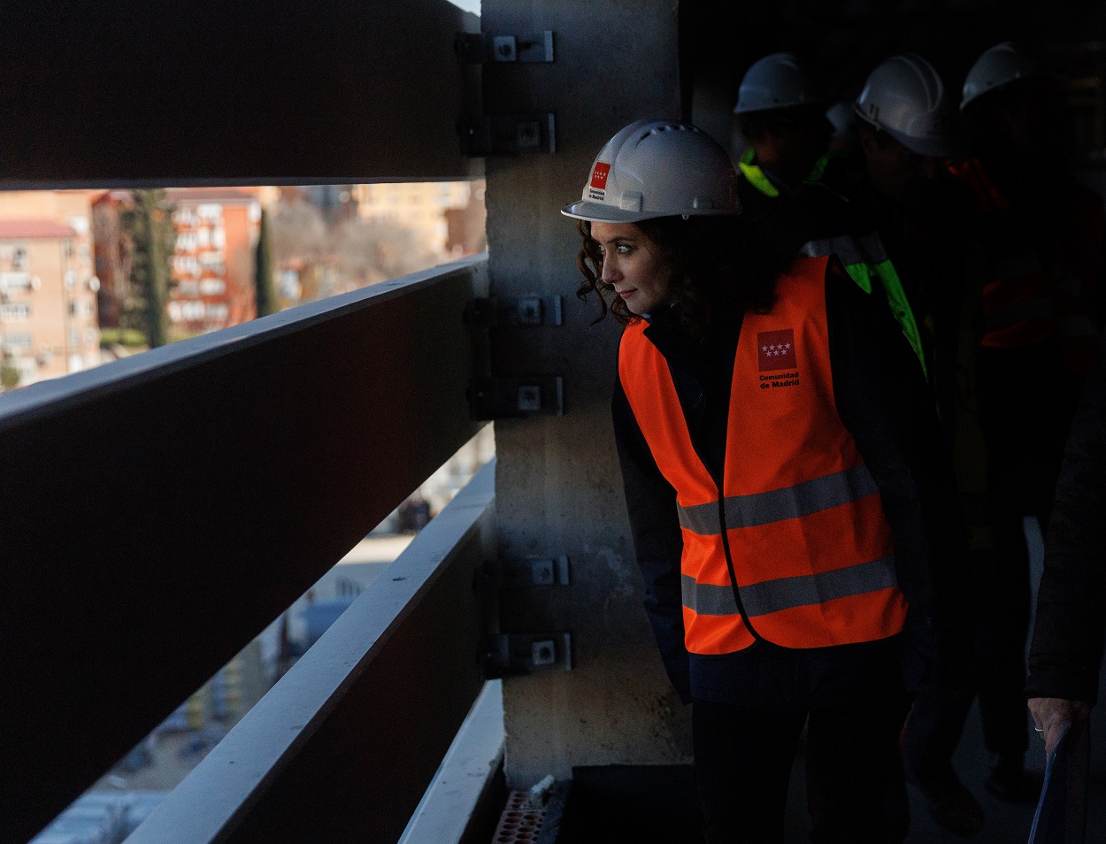 La presidenta de la Comunidad de Madrid, Isabel Díaz Ayuso, durante su visita a las obras de construcción del nuevo edificio del Hospital 12 de Octubre. EP