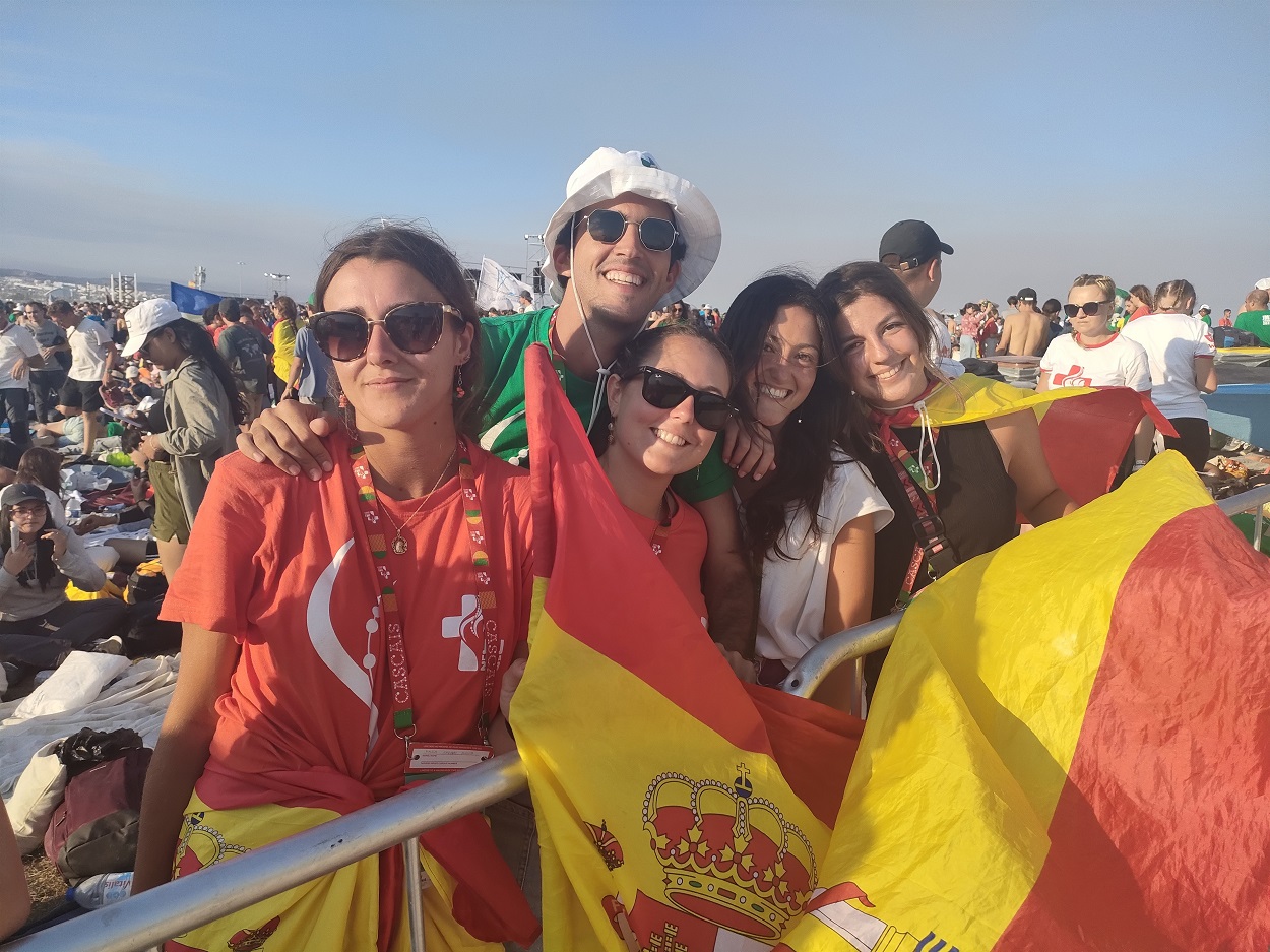 Un grupo de jóvenes españolas en la Vigilia de la JMJ de Lisboa. EP