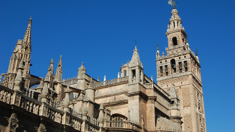 La Catedral de Sevilla y su Giralda. Wikicommons