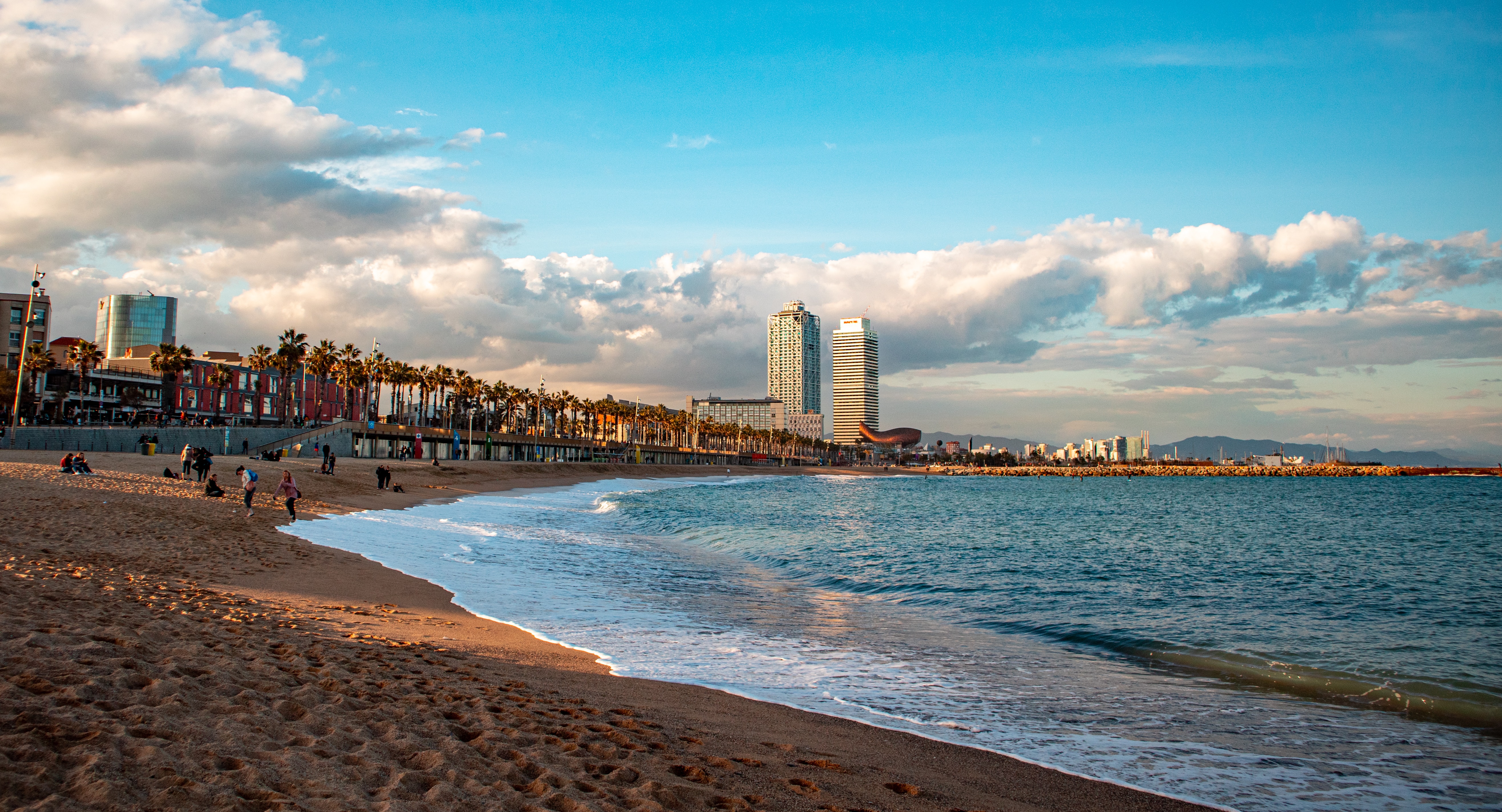 Imagen de la playa de Barcelona, tomada por Chan Lee para Unsplash