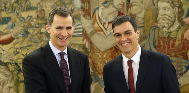 Pedro Sánchez junto a Felipe VI