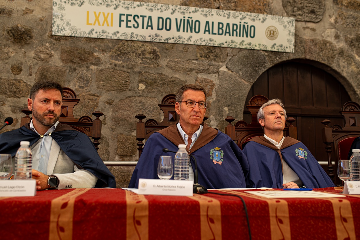 Imagen de ayer de Feijóo con Rueda (a su izquierda) en la Fiesta del Albariño de Cambados, en la que el ex presidente tuvo un papel principal (Foto: Europa Press).