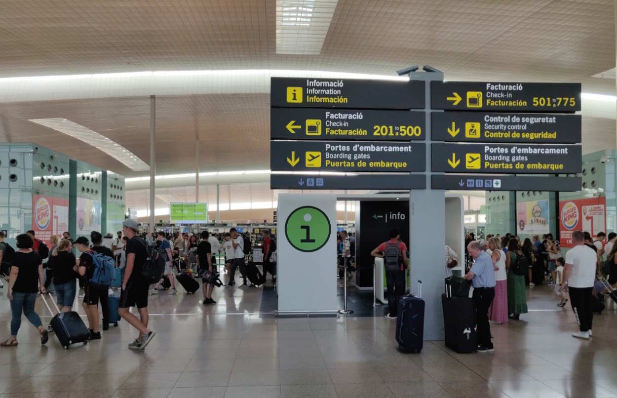 Carteles informativos en el Aeropuerto de Barcelona El Prat. EP