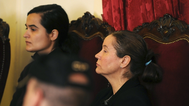Montserrat González y su hija Triana Martínez en un momento del juicio celebrado en León