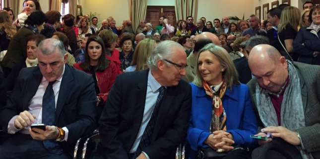 Foto para el escándalo: Cargos del PP arropan al ex alcalde condenado de Alhaurín en su despedida