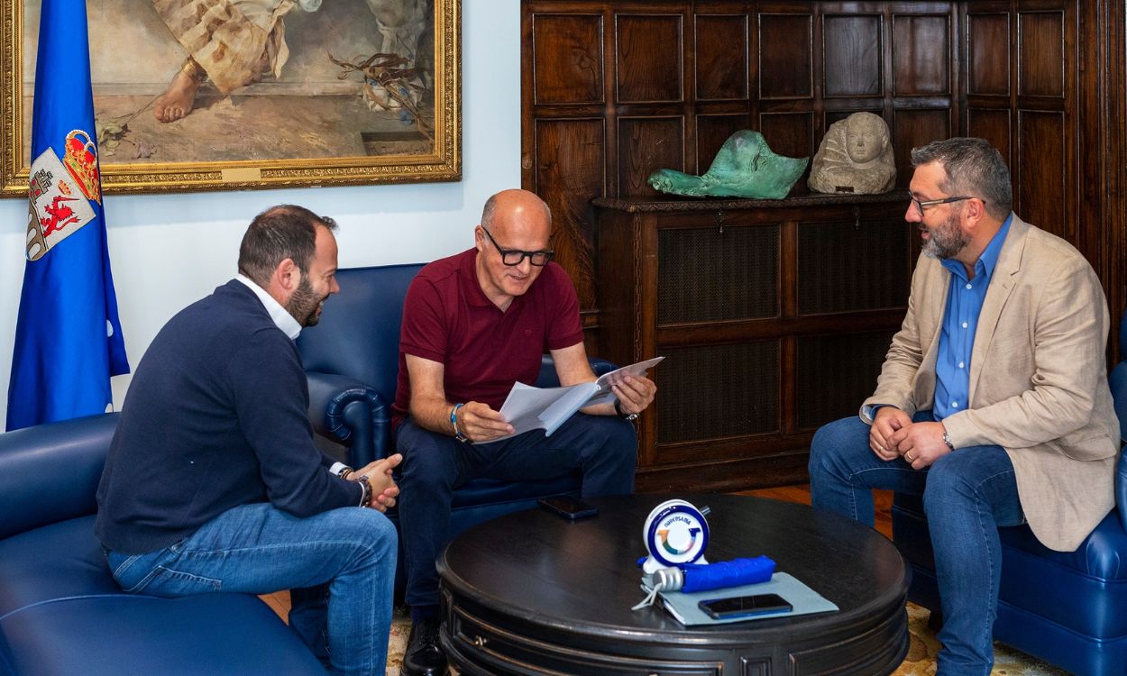 El presidente provincial del PP de Ourense, José Manuel Baltar, junto al alcalde de O Irixo, Manuel Cerdeira. EP.