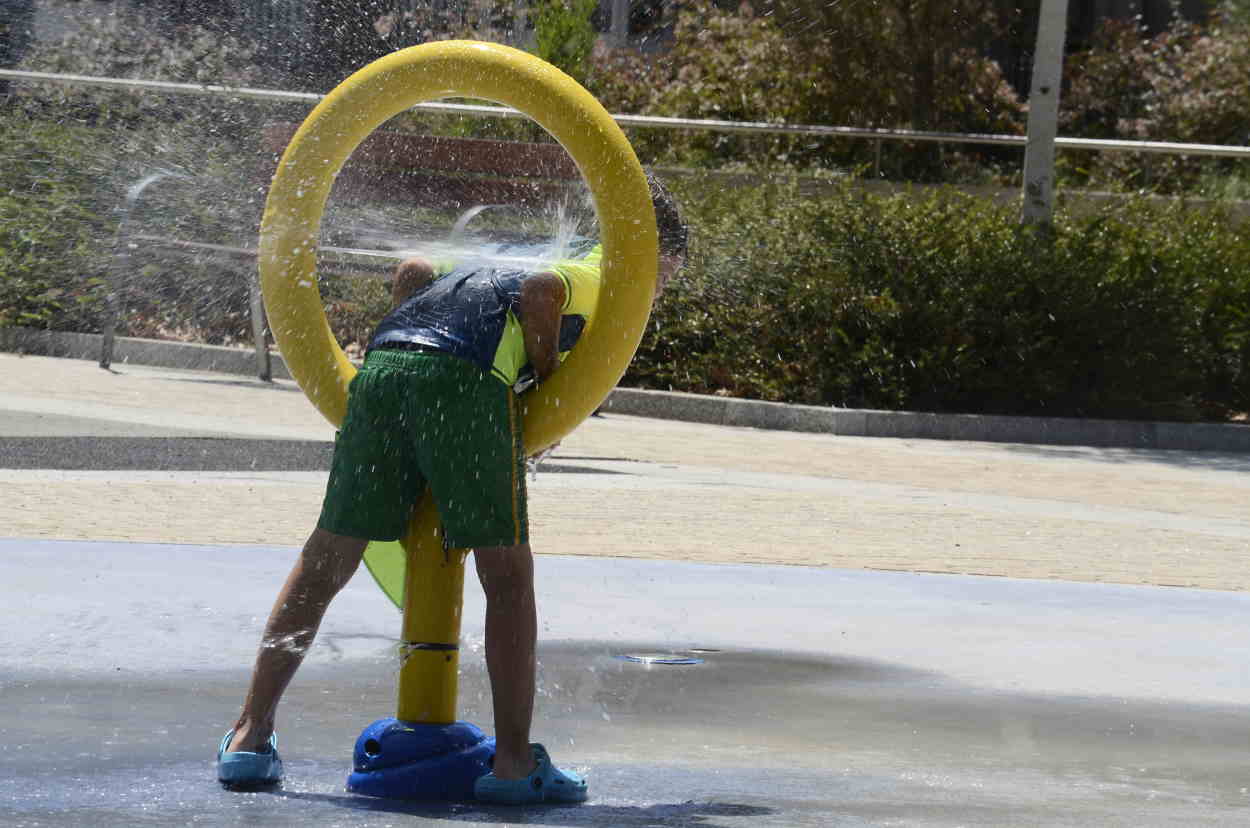 Un niño se refresca en el parque do Cruceiro, en Ourense, durante la tercera ola de calor. EP