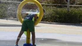 Un niño se refresca en el parque do Cruceiro, en Ourense, durante la tercera ola de calor. EP