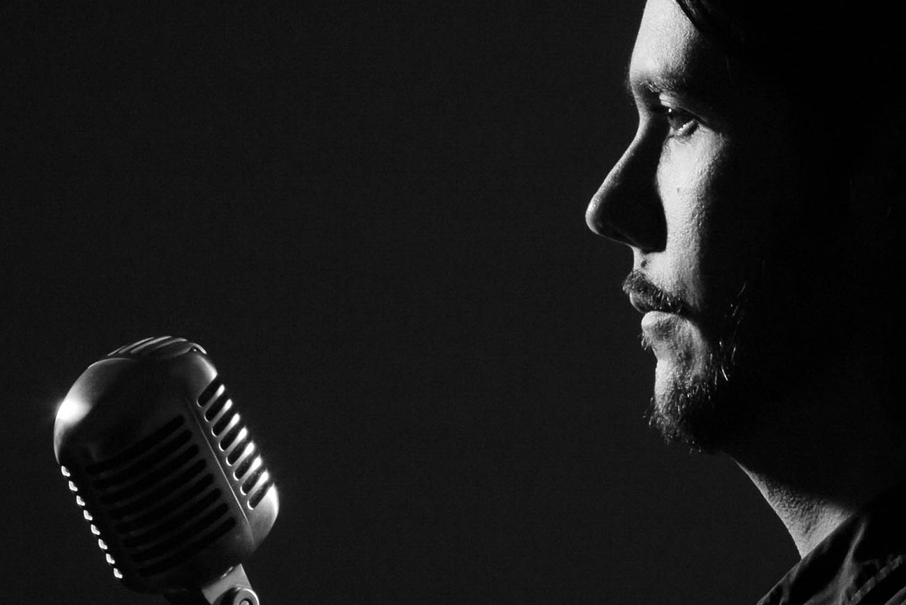 Carlos Tolmo es director de la obra de ficción sonora Maestras del Terror