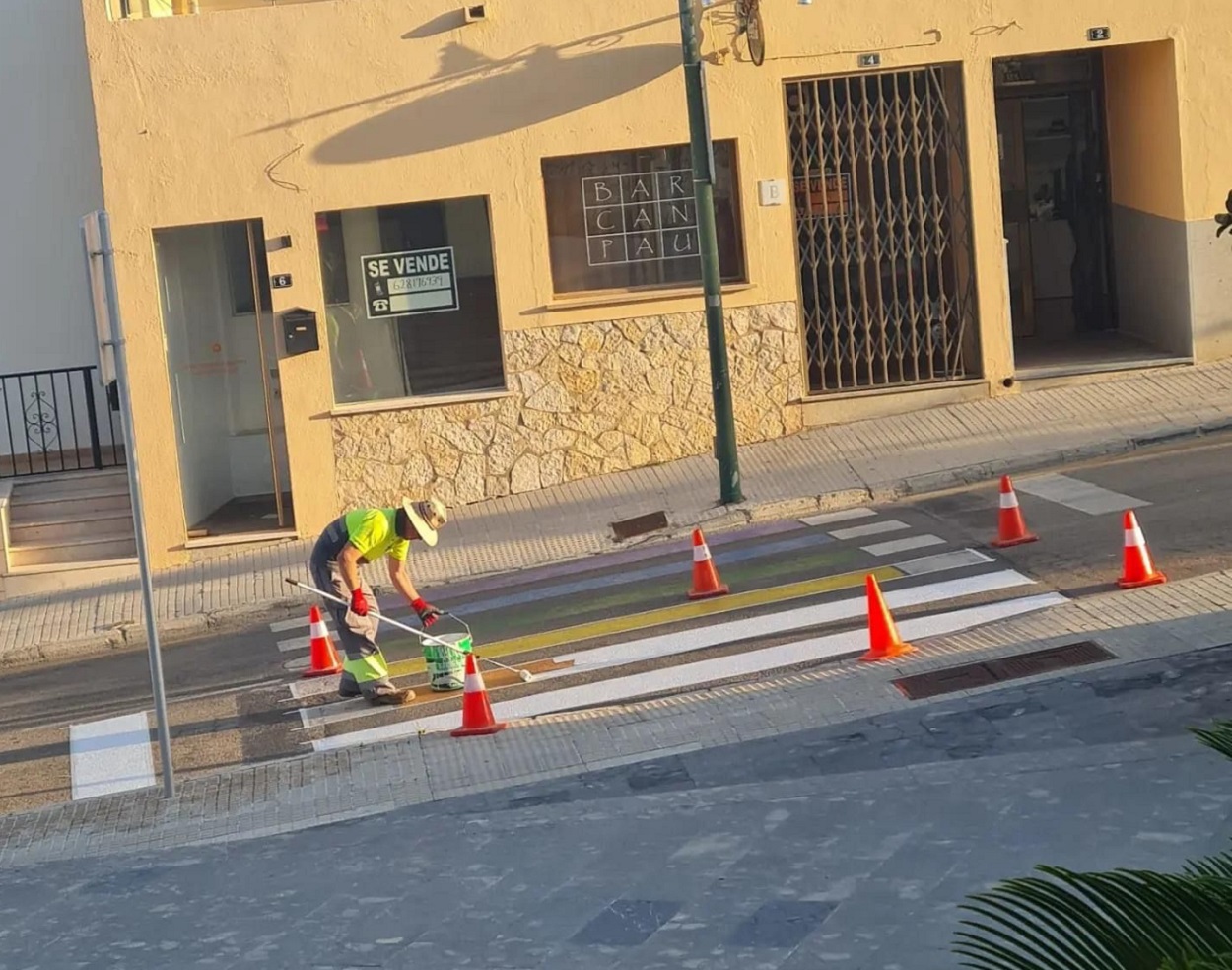 El nuevo gobierno elimina los colores del arcoíris en el paso de cebra de Calvià