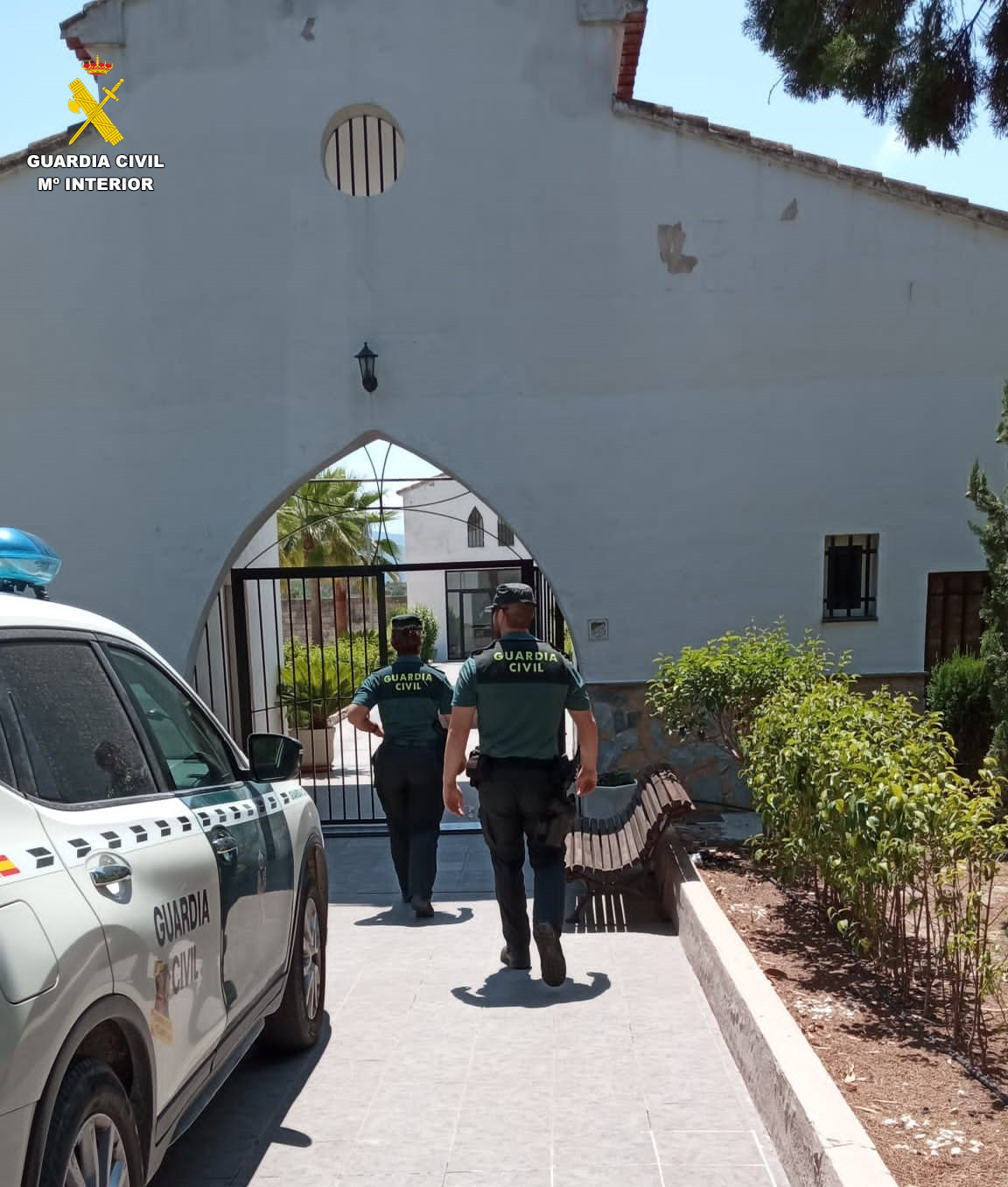 Agentes de la Guardia Civil en la entrada del cementerio.