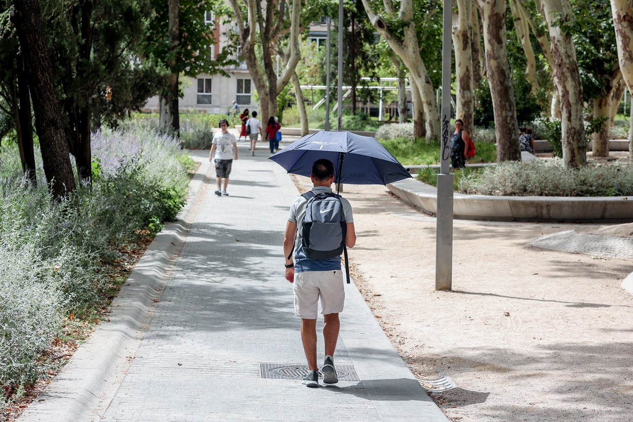 Varias personas pasean por Plaza España, a 9 de agosto de 2023, en Madrid. EP 