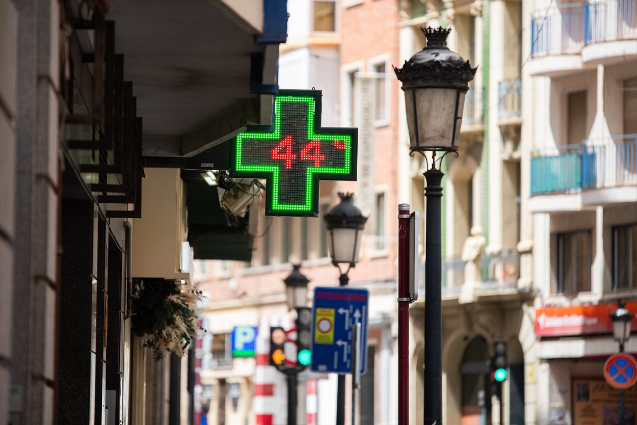 Un termómetro marca 44 ºC en la calle Martínez Villena, a 10 de agosto de 2023, en Albacete. EP
