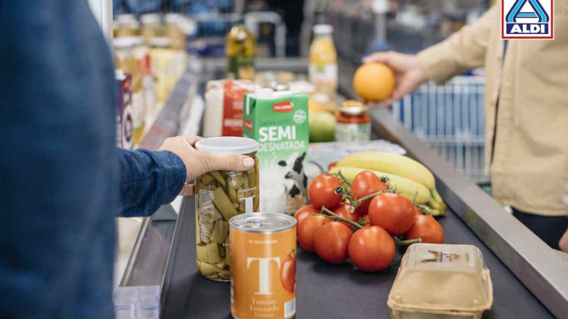 Un consumidor pasa su compra por la caja del supermercado. EP