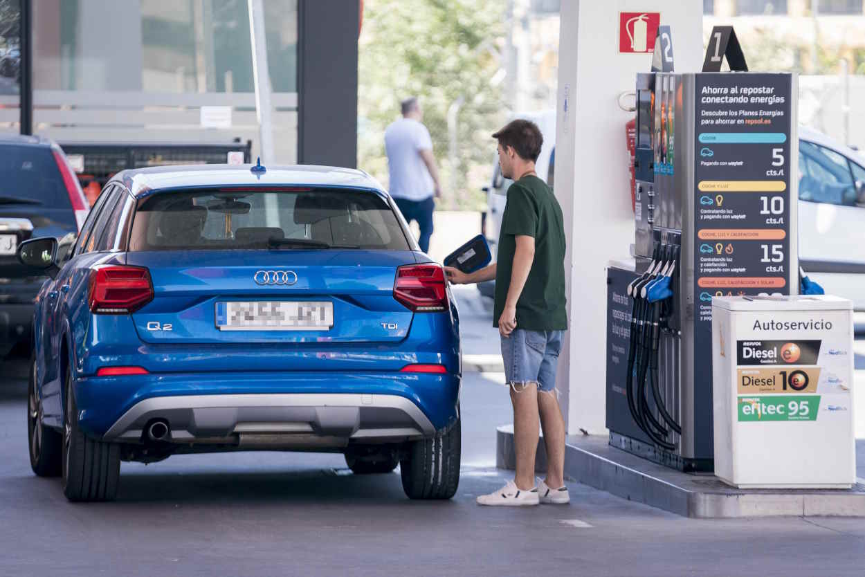 Un joven reposta en la gasolinera. EP