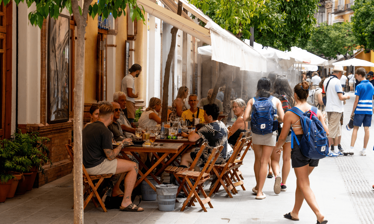 Restaurante con aspersores para atraer a los turistas.