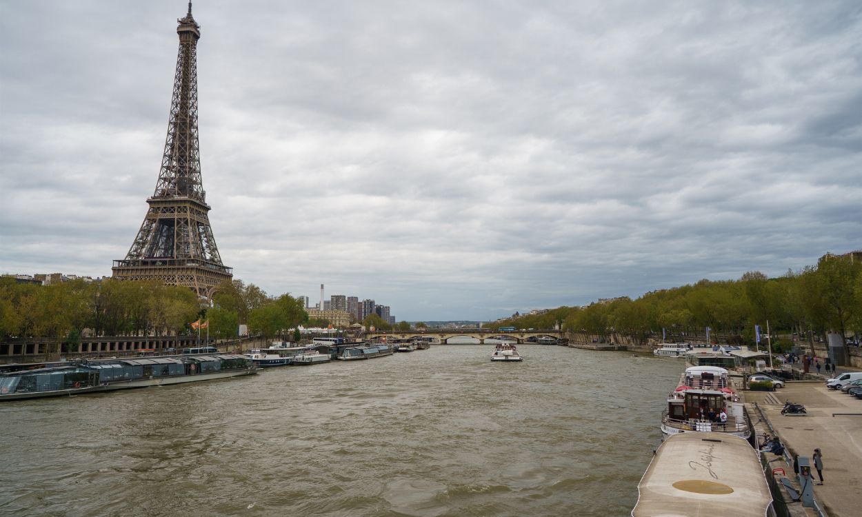 Vista general del río Sena a su paso por la Torre Eiffel, en París