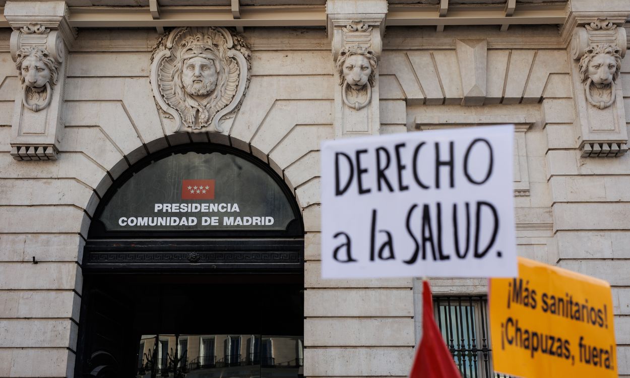 Protesta por los recortes a la sanidad pública frente a la Consejería de Sanidad de Madrid. EP