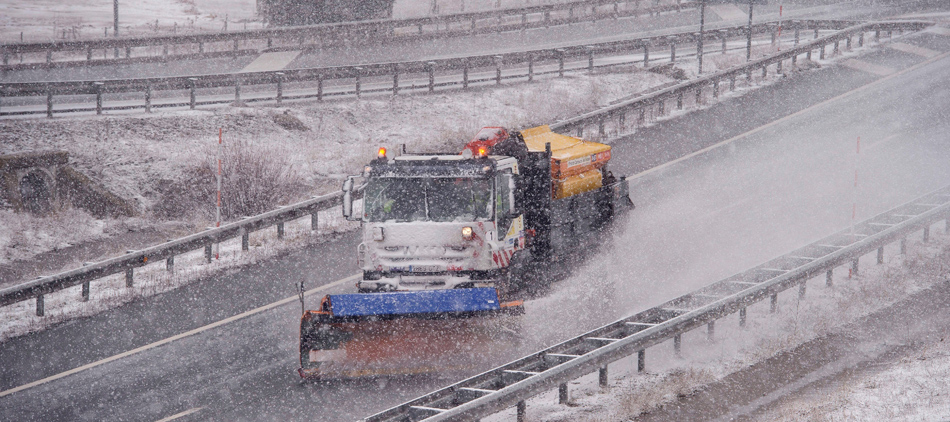 Una quitanieves limpia la Autovía de la Meseta a la altura de la localidad cántabra de Reinosa, en alerta por nieve