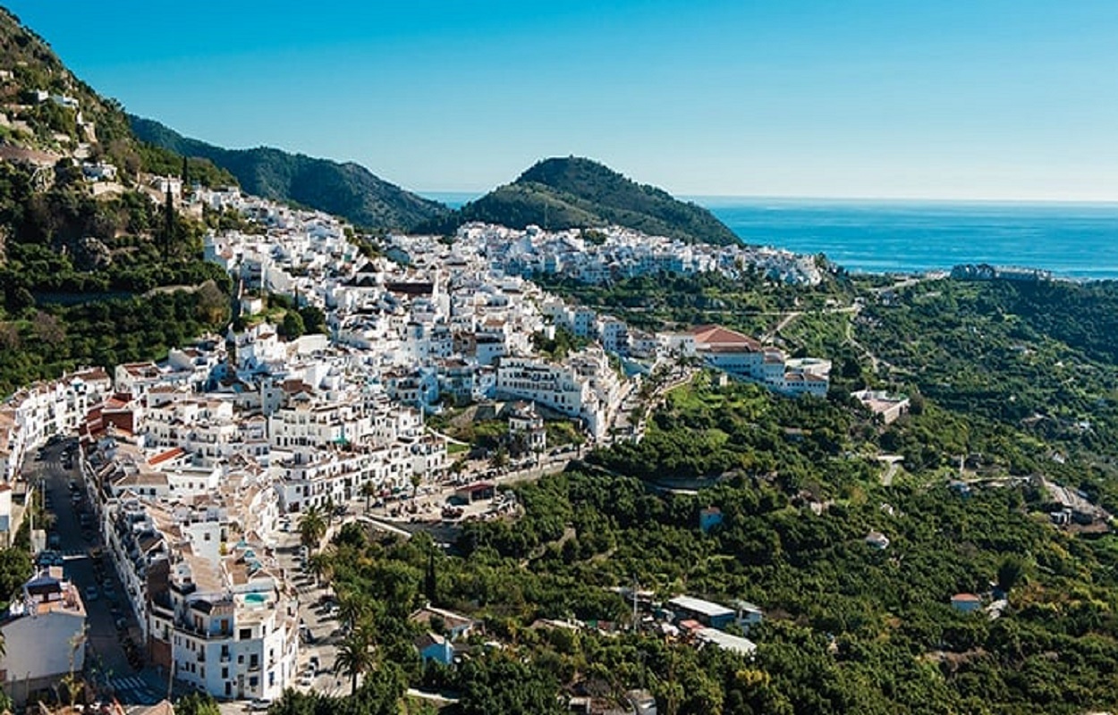 El pueblo de Málaga que parece sacado de Grecia. Imagen de Blog de la Costa del Sol