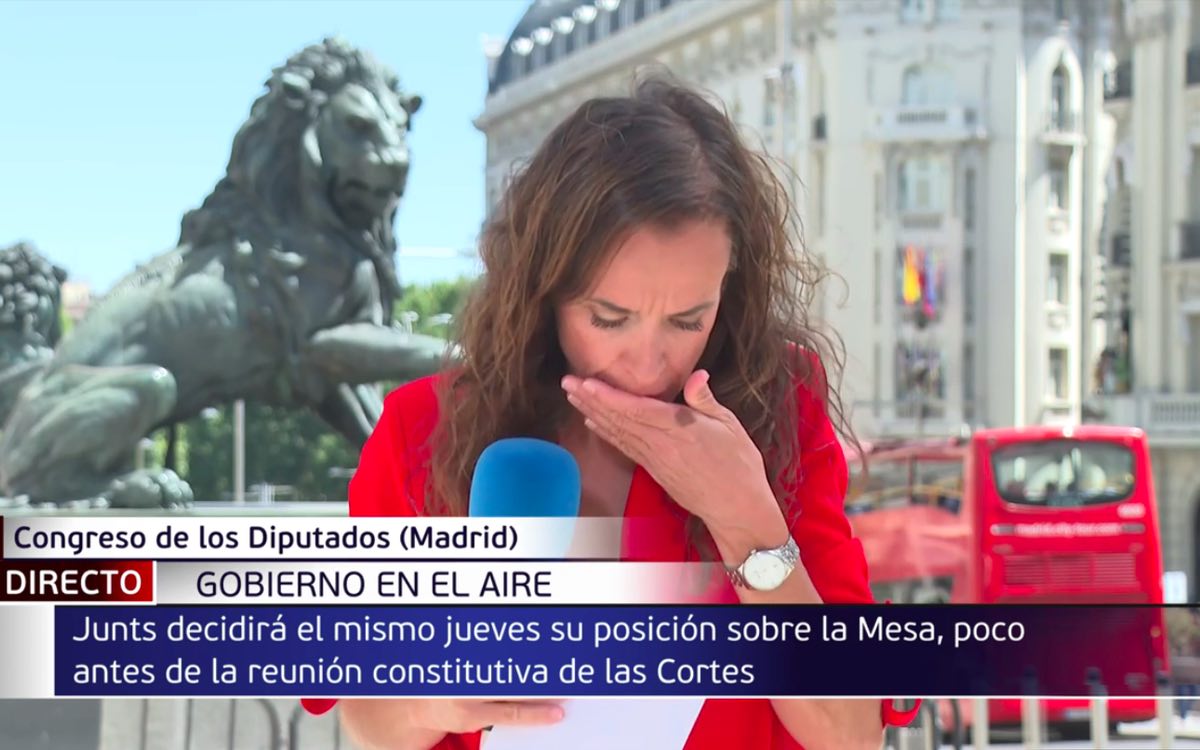 Virginia Mayoral sufre un percance en Telecinco y tiene que escupir una mosca en pleno directo. Mediaset España
