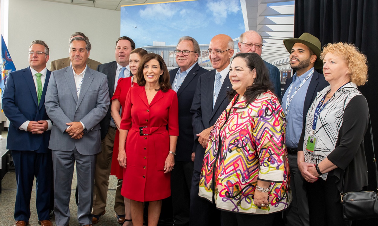 La gobernadora de Nueva York, Kathy Hochul, junto a varios dirigentes del Aeropuerto de Albany y diferentes políticos locales. Mark Morand
